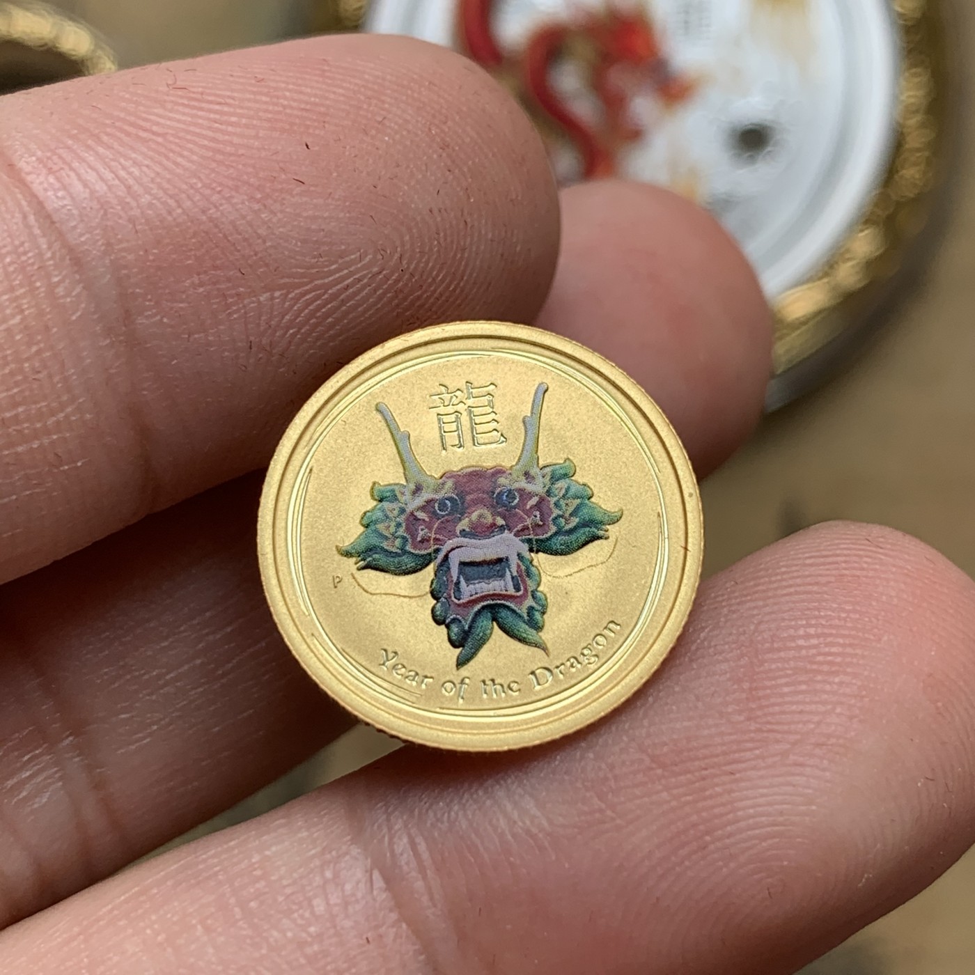 《竞宝斋》第186场-周日，周一 2场 (全场包邮) 澳大利亚2012年龙年生肖纪念彩色金银币套装，原盒带证书。1/10盎司金币3.1克9999金和1盎司银币，珀斯铸币局造