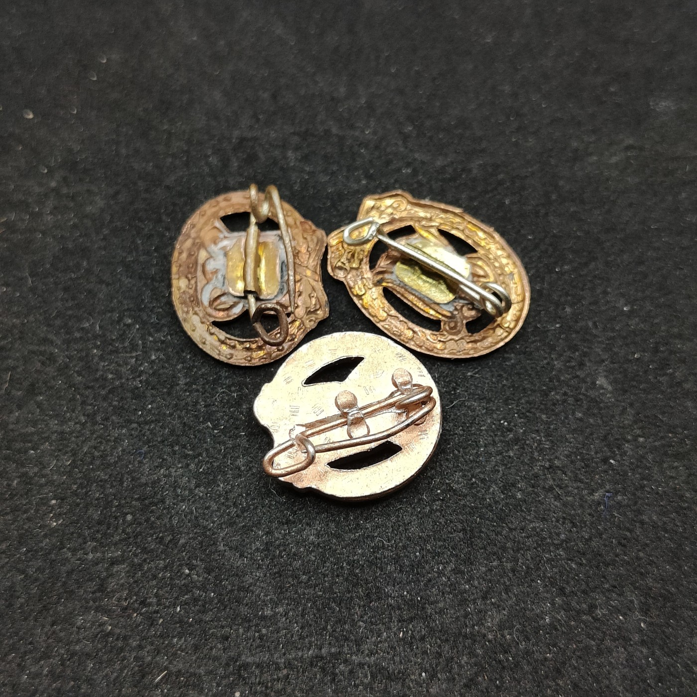 全场0元起拍 第79期 咸鱼国勋章拍卖专场 8月6日（周日）下午6：00开始 东德铜级体能章三个 不同版本