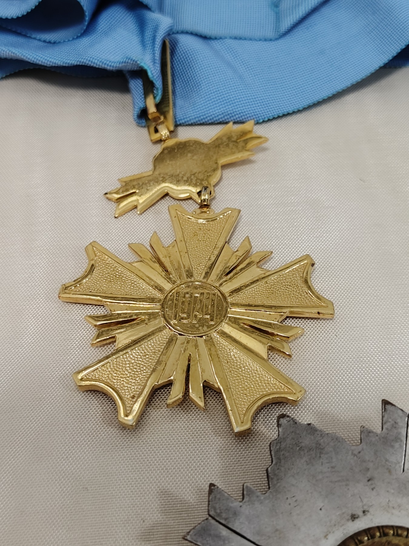 全场0元起拍 第79期 咸鱼国勋章拍卖专场 8月6日（周日）下午6：00开始 高级荣誉二级波兰人民共和国功勋勋章大军官级带盒带证授 予外国公民