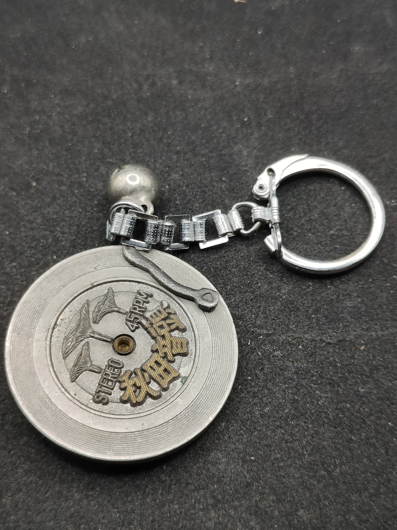 全场0元起拍 第79期 咸鱼国勋章拍卖专场 8月6日（周日）下午6：00开始 日本纪念钥匙链 唱片样式，可旋转