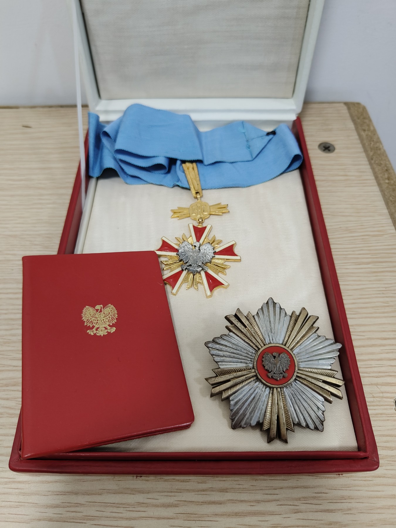 全场0元起拍 第79期 咸鱼国勋章拍卖专场 8月6日（周日）下午6：00开始 高级荣誉二级波兰人民共和国功勋勋章大军官级带盒带证授 予外国公民