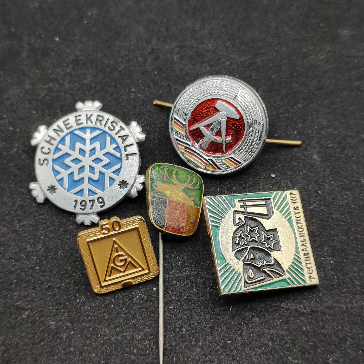 全场0元起拍 第79期 咸鱼国勋章拍卖专场 8月6日（周日）下午6：00开始 东德徽章五个