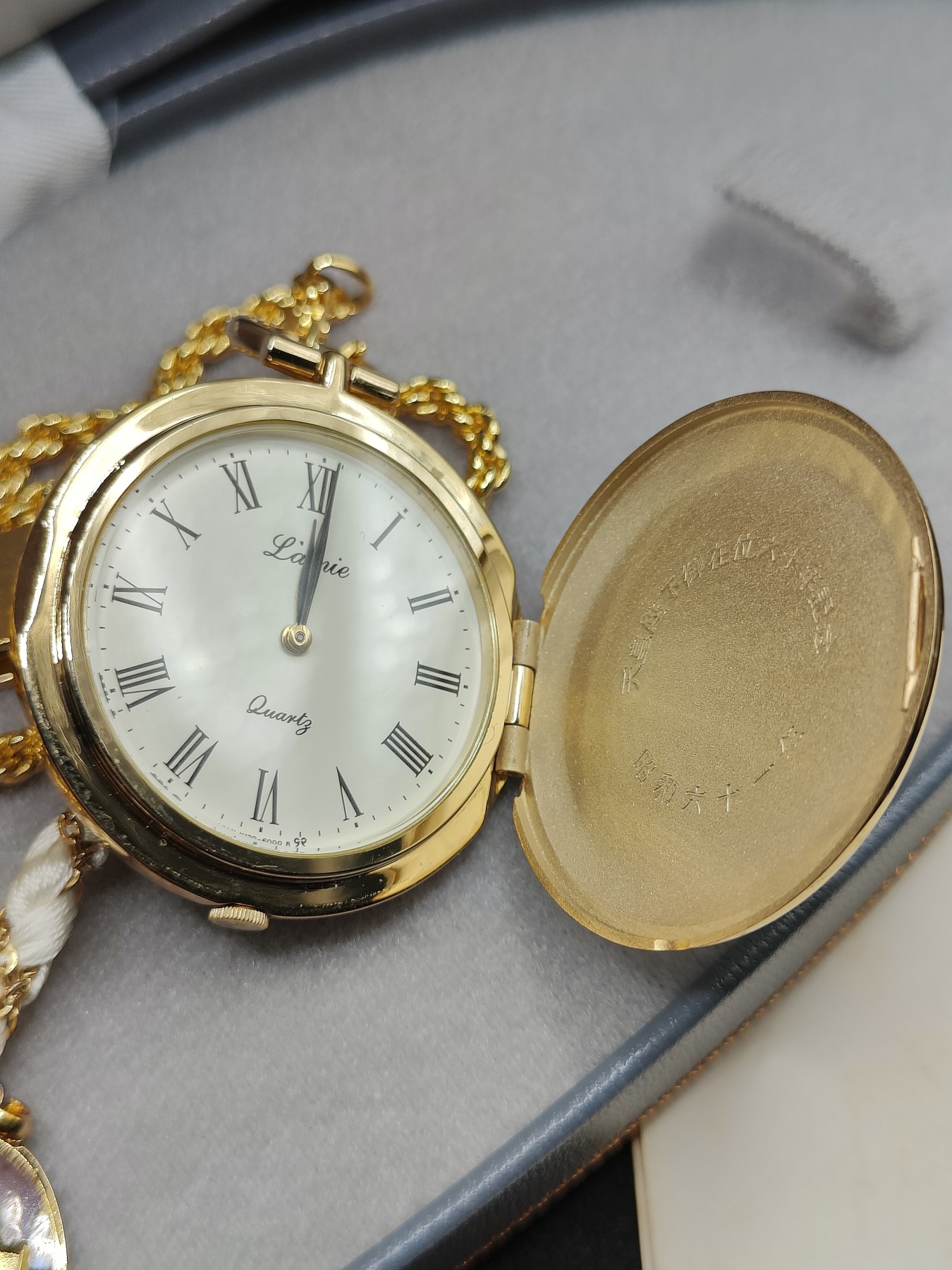 全场0元起拍 第79期 咸鱼国勋章拍卖专场 8月6日（周日）下午6：00开始  表坠纯银 天皇御在位60年纪念怀表 证书盒子齐全 怀表换电池后可正常运行