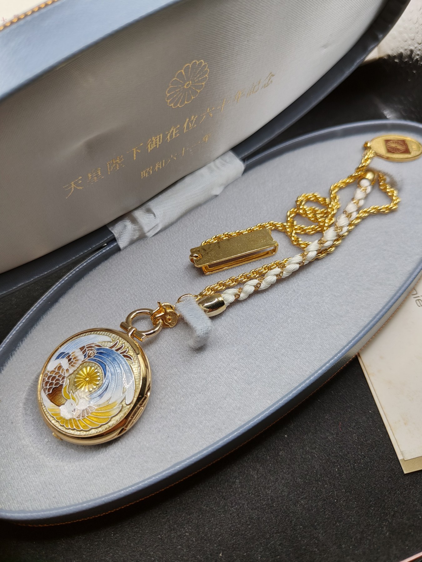 全场0元起拍 第79期 咸鱼国勋章拍卖专场 8月6日（周日）下午6：00开始  表坠纯银 天皇御在位60年纪念怀表 证书盒子齐全 怀表换电池后可正常运行