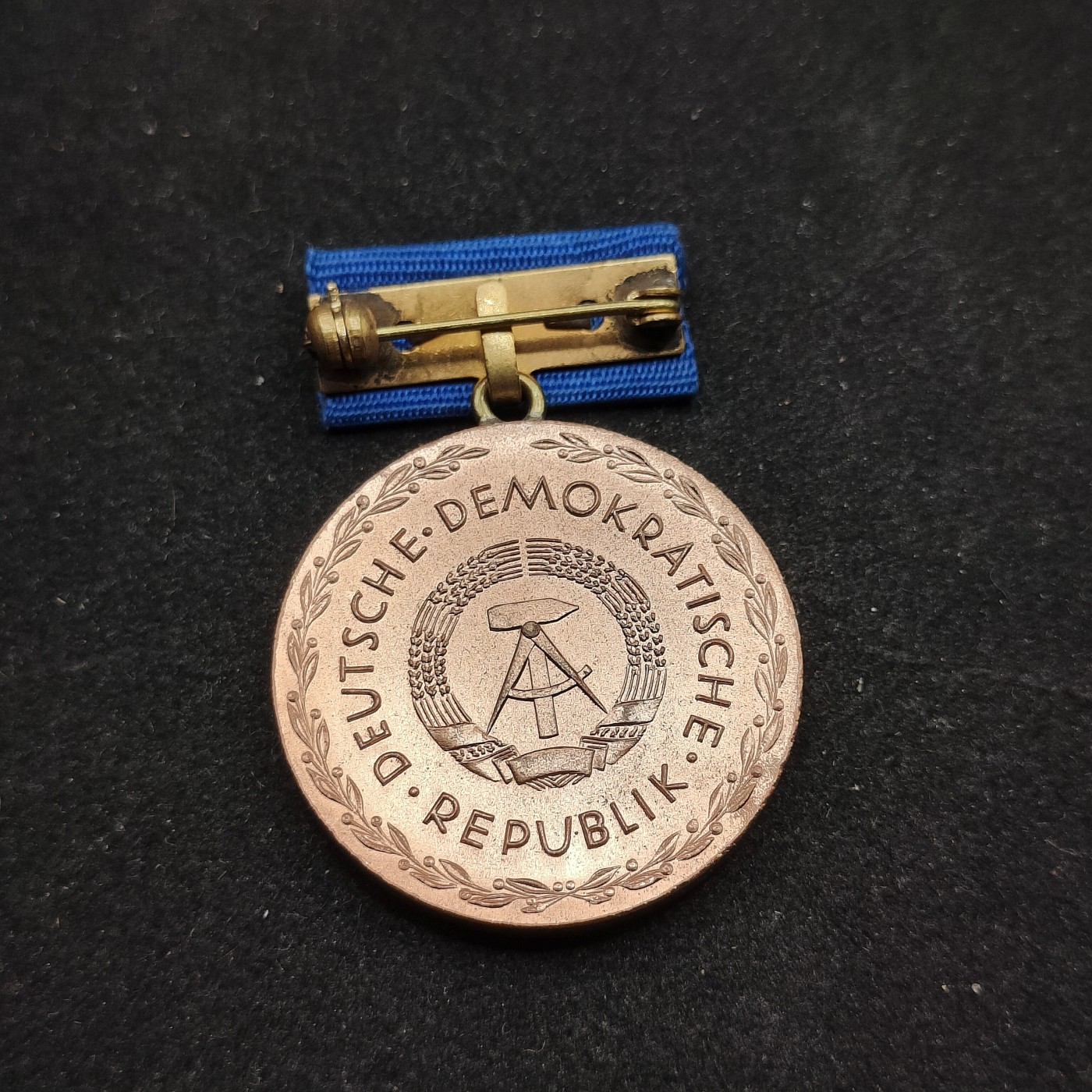 全场0元起拍 第79期 咸鱼国勋章拍卖专场 8月6日（周日）下午6：00开始 东德裴斯洛泰齐忠诚服务奖章