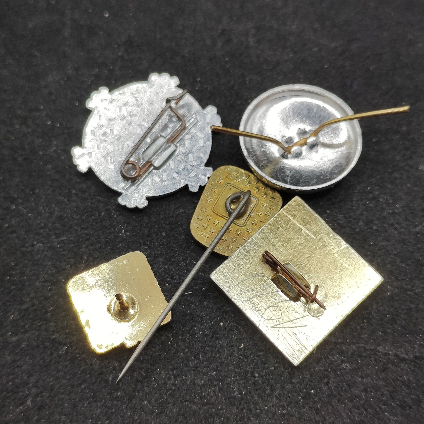 全场0元起拍 第79期 咸鱼国勋章拍卖专场 8月6日（周日）下午6：00开始 东德徽章五个