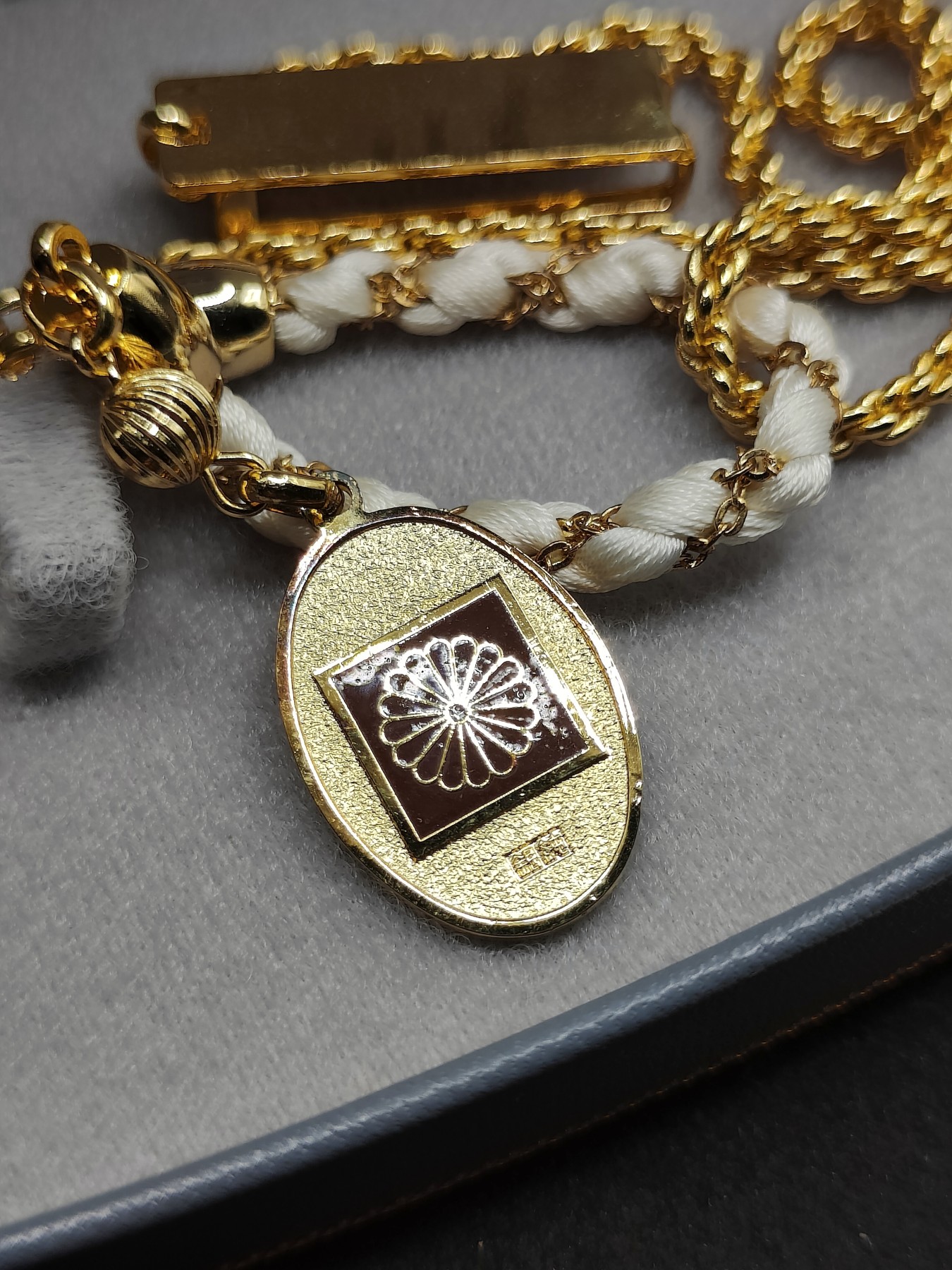 全场0元起拍 第79期 咸鱼国勋章拍卖专场 8月6日（周日）下午6：00开始  表坠纯银 天皇御在位60年纪念怀表 证书盒子齐全 怀表换电池后可正常运行