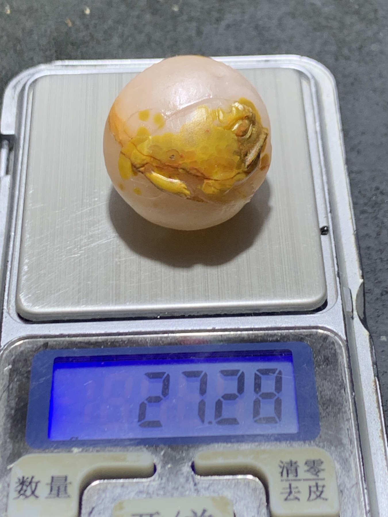 精美冰飘亚光原皮战国红玛瑙手工俏色巧雕三足金蟾随形珠一个，