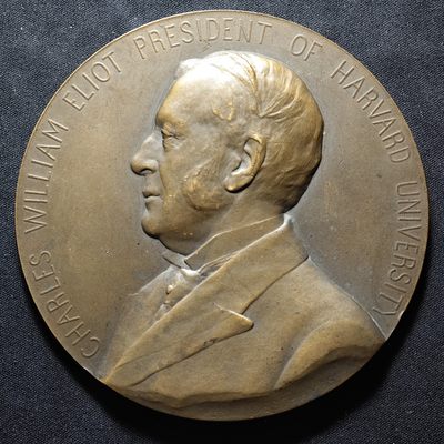 【德藏】世界币章拍卖第30期-章牌专场 - 1907年美国哈佛大学铜章，正面大学校长查尔斯·威廉·艾略特，背面学校庭院和校徽，直径为81mm，重量为191.6g。