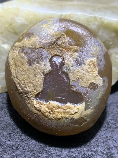 精美原皮高玉化冻料蒙料冰飘心战国红玛瑙手工影雕工艺无相佛把件(吊坠)一个 - 精美原皮高玉化冻料蒙料冰飘心战国红玛瑙手工影雕工艺无相佛把件(吊坠)一个