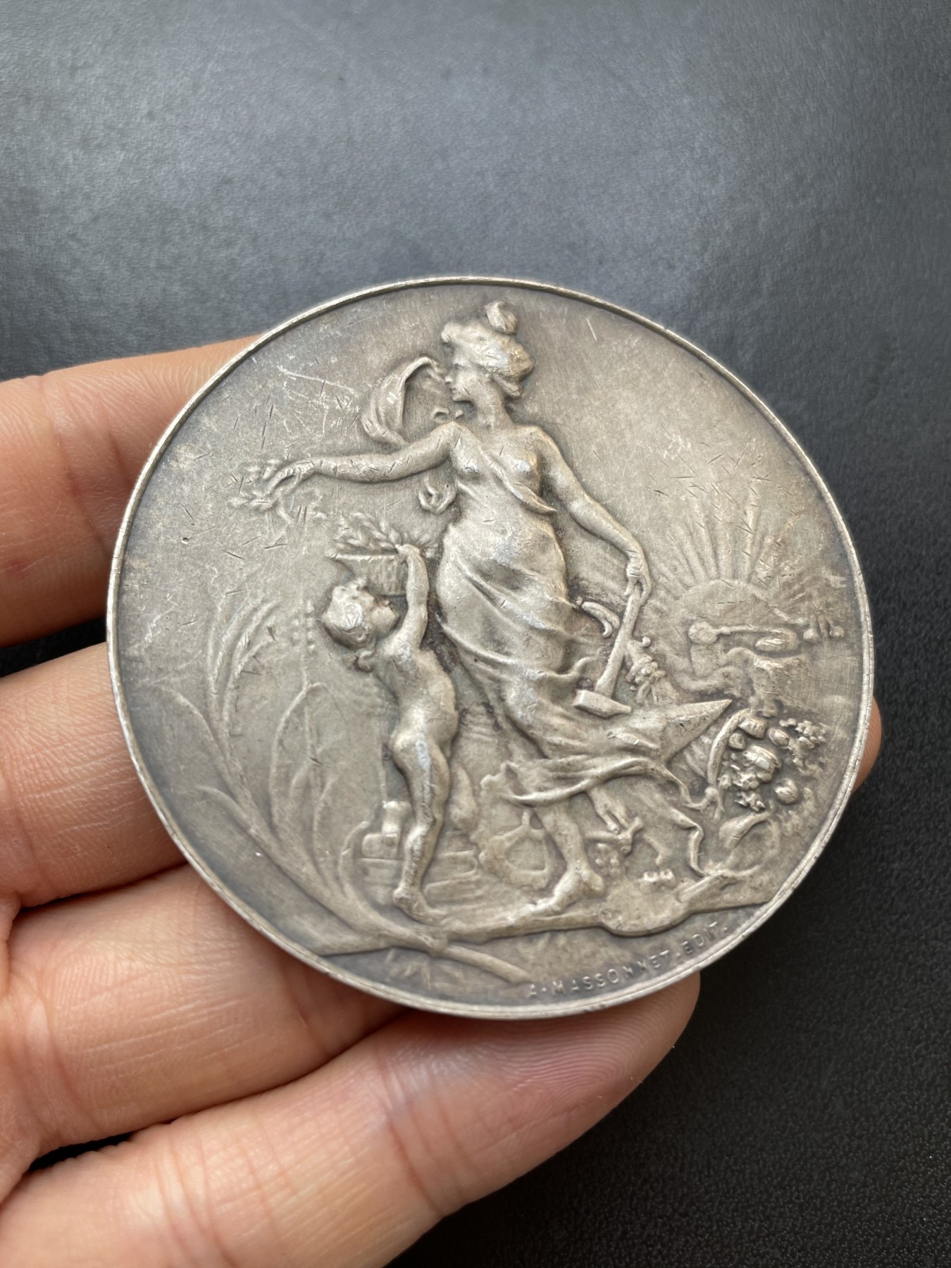 「木头集藏」章牌专场-第28期 A.MASSONNET.EDIT～法国艺术学院刺绣专业第一名银奖章 直径：58mm，89.9g