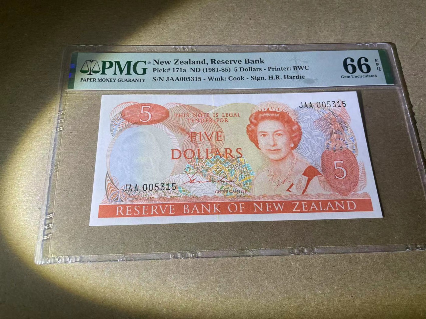 【Blue Auction】✨世界纸币精拍第354期——布克哈特【精】 【JAA首发冠 千位小号无47】新西兰 1981-85年5元 花冠女王 PMG66EPQ 