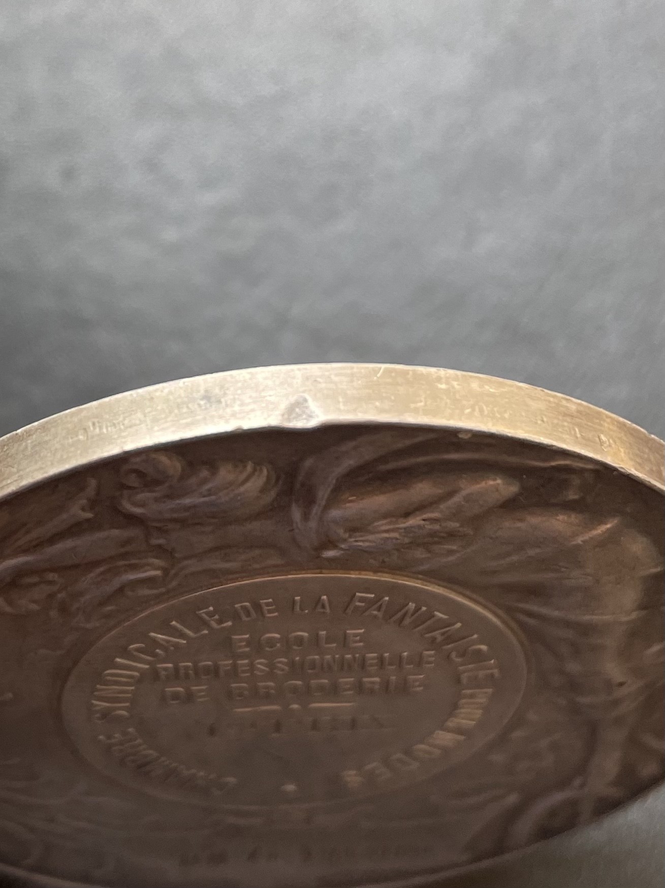 「木头集藏」章牌专场-第28期 A.MASSONNET.EDIT～法国艺术学院刺绣专业第一名银奖章 直径：58mm，89.9g