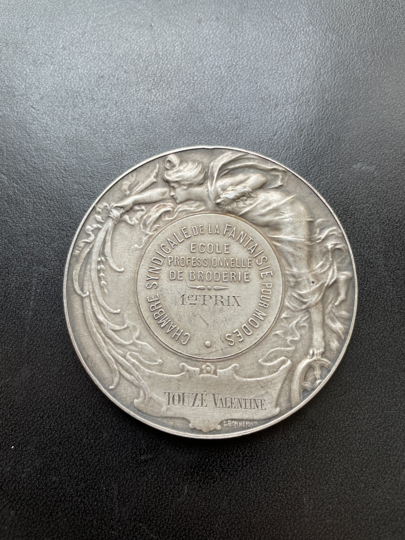 「木头集藏」章牌专场-第28期 A.MASSONNET.EDIT～法国艺术学院刺绣专业第一名银奖章 直径：58mm，89.9g