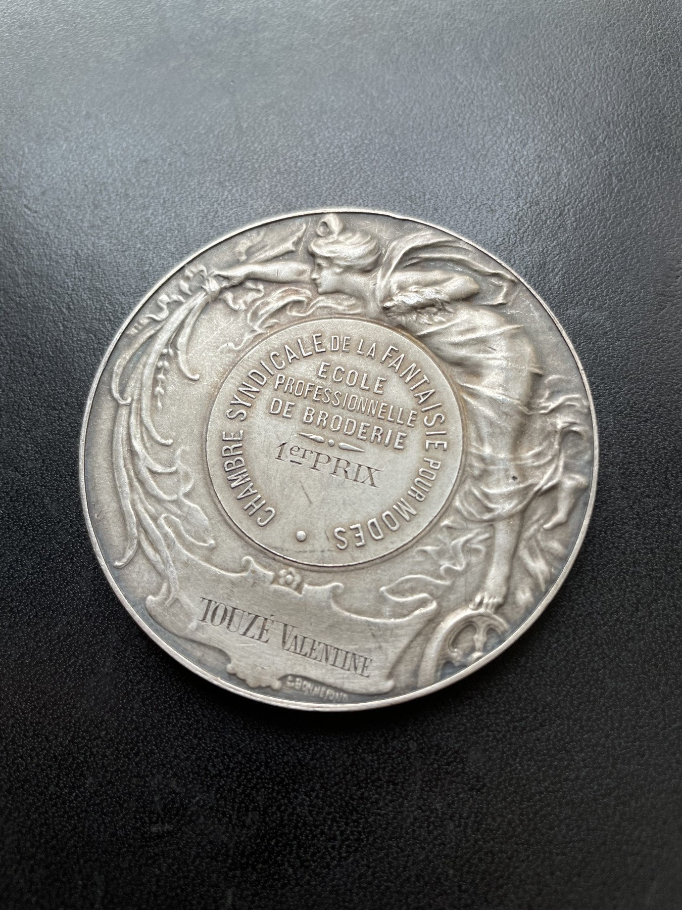 「木头集藏」章牌专场-第28期 A.MASSONNET.EDIT～法国艺术学院刺绣专业第一名银奖章 直径：58mm，89.9g