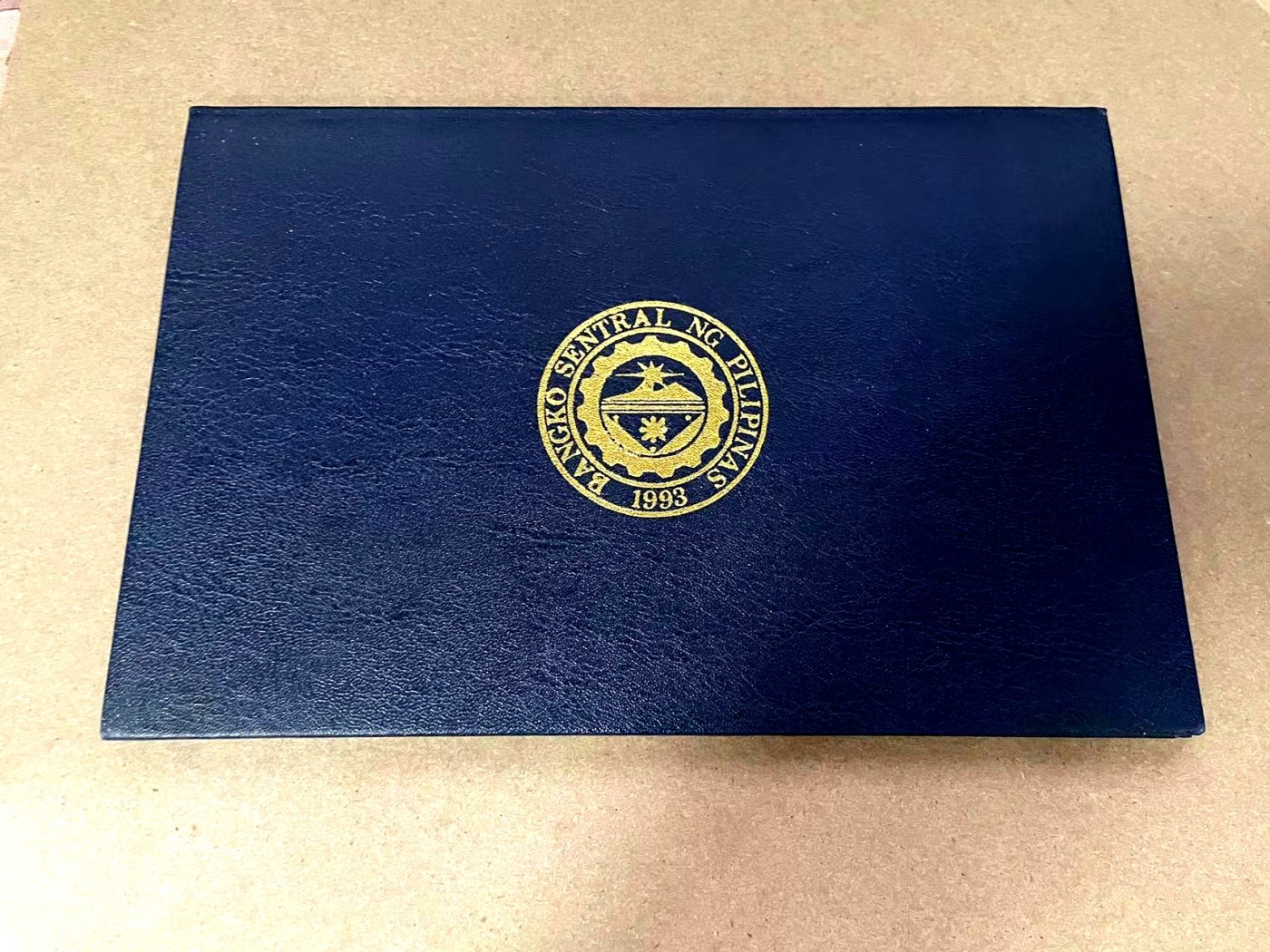 【Blue Auction】✨世界纸币精拍第354期——布克哈特【精】 【原装带册 001661倒置号 超大票幅】菲律宾 1998年2000比索 纪念钞 全新UNC 精美