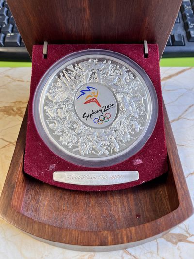 【海寕潮】拍卖第七十六期 - 【海寧潮】澳大利亚2000年悉尼奥运1公斤彩色纪念银币附带木盒证书原价12500，品相如图，国外售价1600美金左右