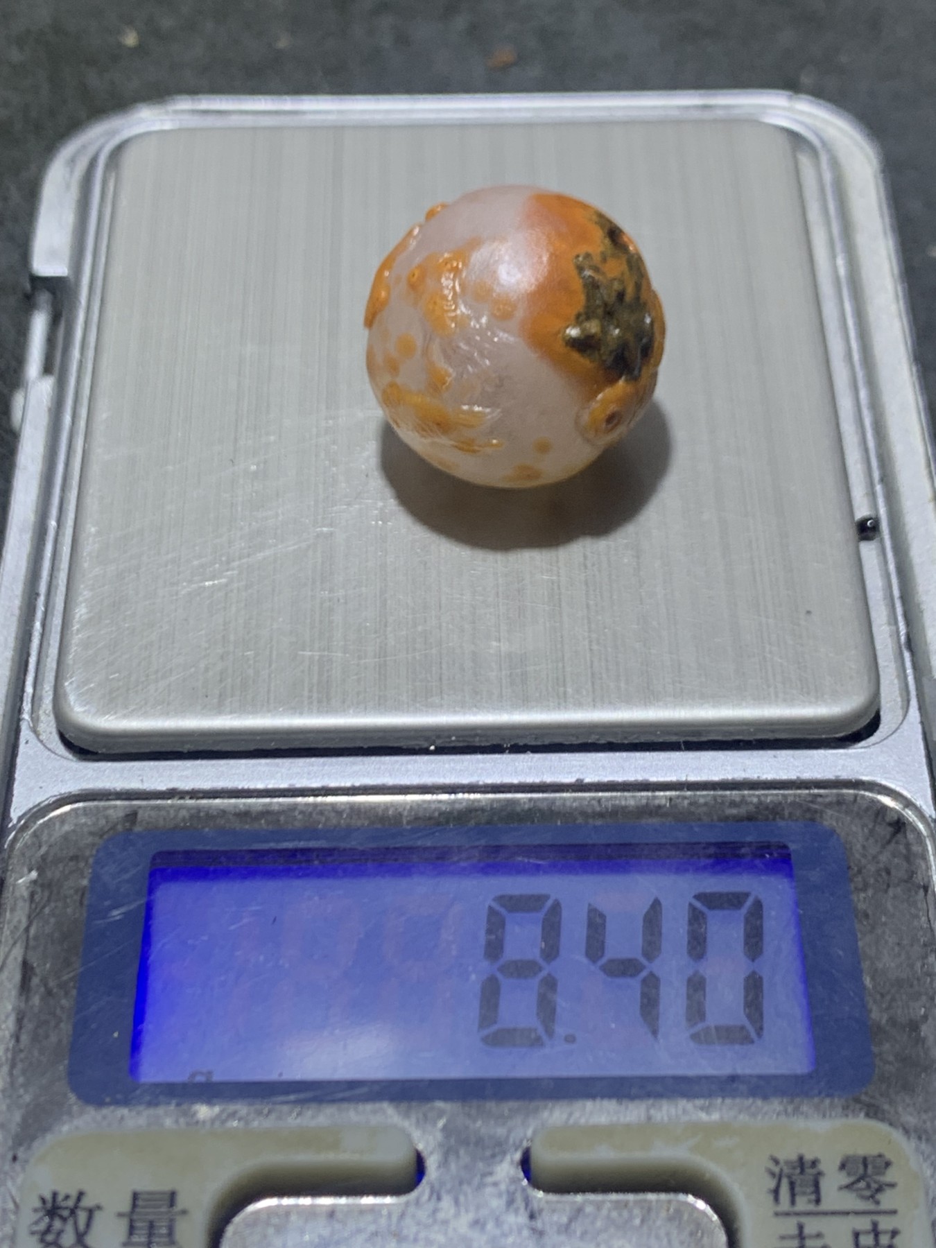 精美亚光冰飘草花纹高润度战国红玛瑙手工俏色巧雕金鱼圆珠一个！