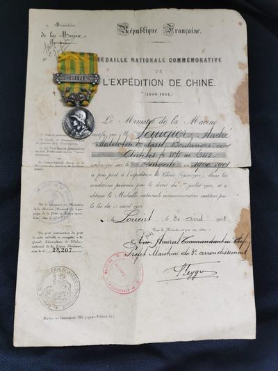 盛世勋华——号角文化勋章邮票专场拍卖第131期 - 法国1900庚子侵华奖章 八国联军 950银带银标 早期实发非后造 1903年实发带证书 少见海军版 授予一等水兵andre paul laugier 海军中将签发 证书比章少得多