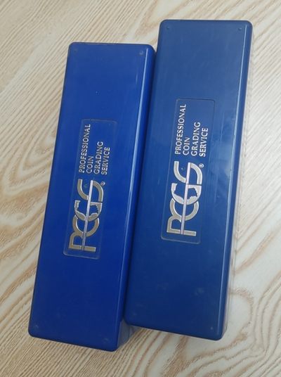 【币将精彩】世界钱币拍卖（2025-11-19） - PCGS硬币评级币盒两个非全新有磨损内部完好