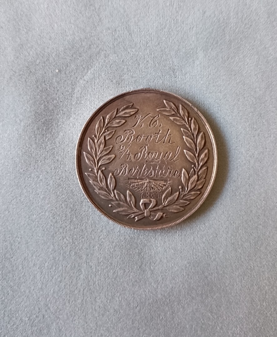 “China 中国”--英国皇家伯克郡团奖章专场 1919 年皇家伯克郡团足球银章，38mm20g，去吊环