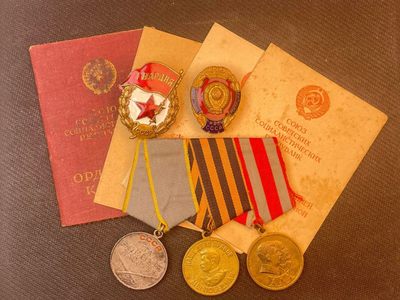 商都徽章拍卖第4期 - 苏联内务部优秀民警 战时近卫军 战功战德建军30周年套章 同一人