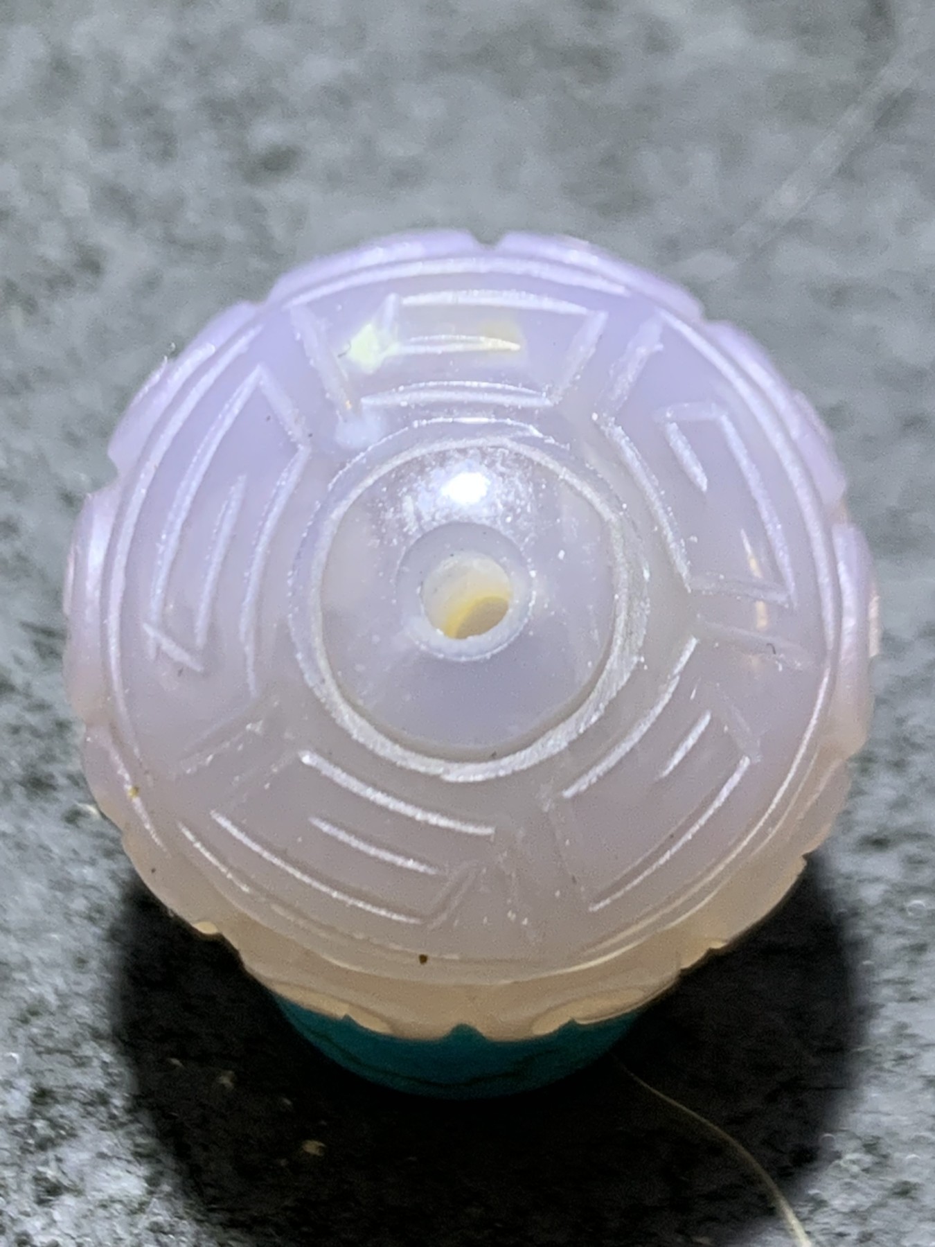 精美高润度冻料蒙料战国红雕刻回纹珠子一颗，