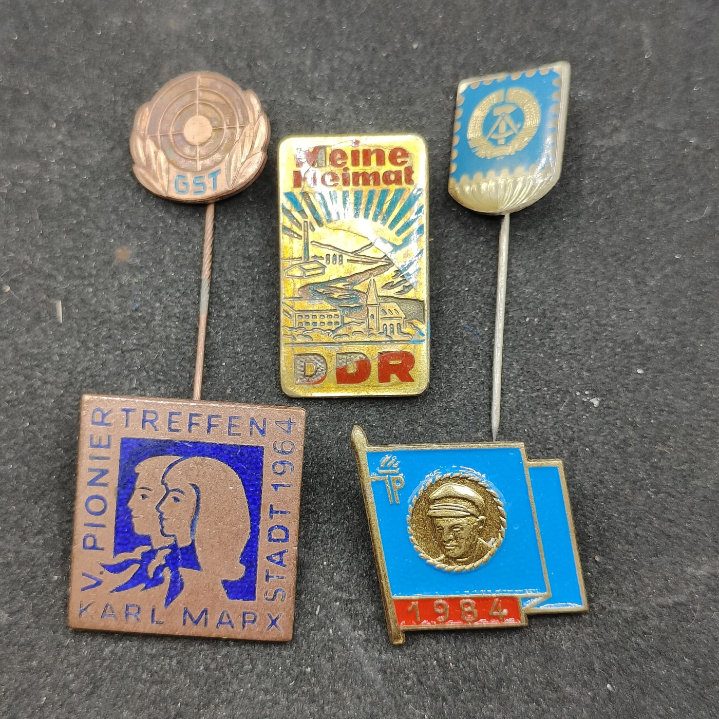 全场0元起拍 第80期 咸鱼国勋章拍卖专场 8月9日（周三）下午6：00开始 东德徽章一组