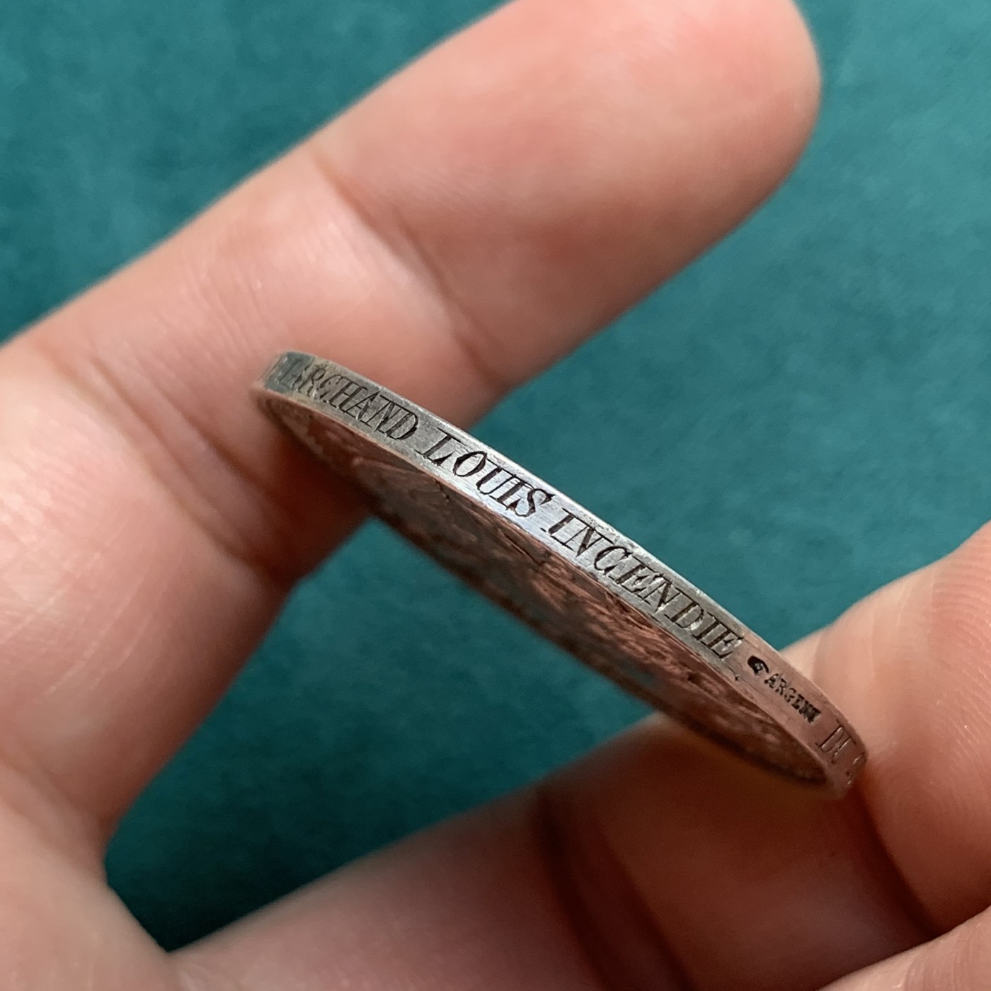 《竞宝斋》第187场-周日，周一 2场 (全场包邮) 法国1818浴火凤凰保险银章  直径：34mm 重量：18.86g  边铭：手指＋银标＋颁奖信息 周圈手刻文字 非常精美