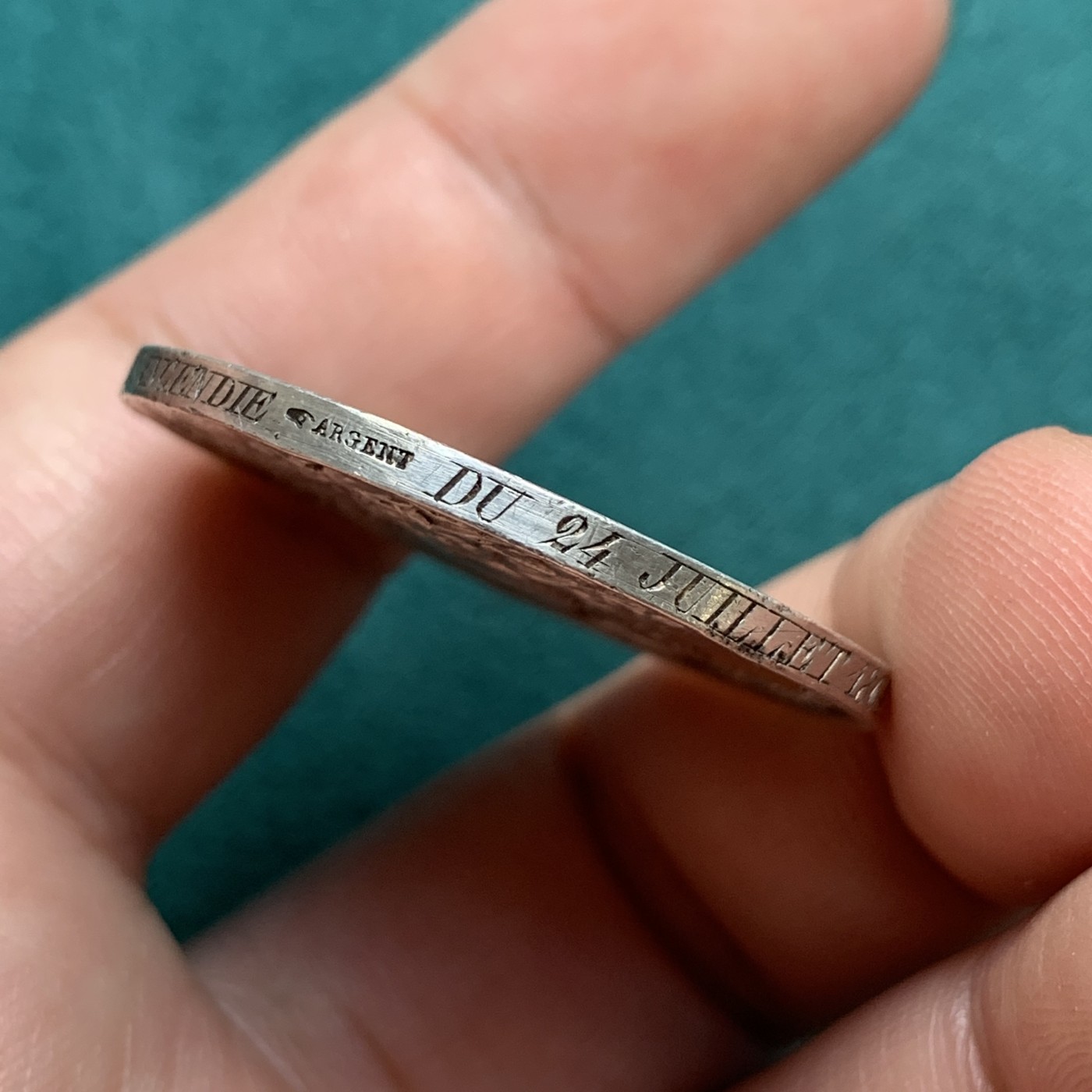 《竞宝斋》第187场-周日，周一 2场 (全场包邮) 法国1818浴火凤凰保险银章  直径：34mm 重量：18.86g  边铭：手指＋银标＋颁奖信息 周圈手刻文字 非常精美