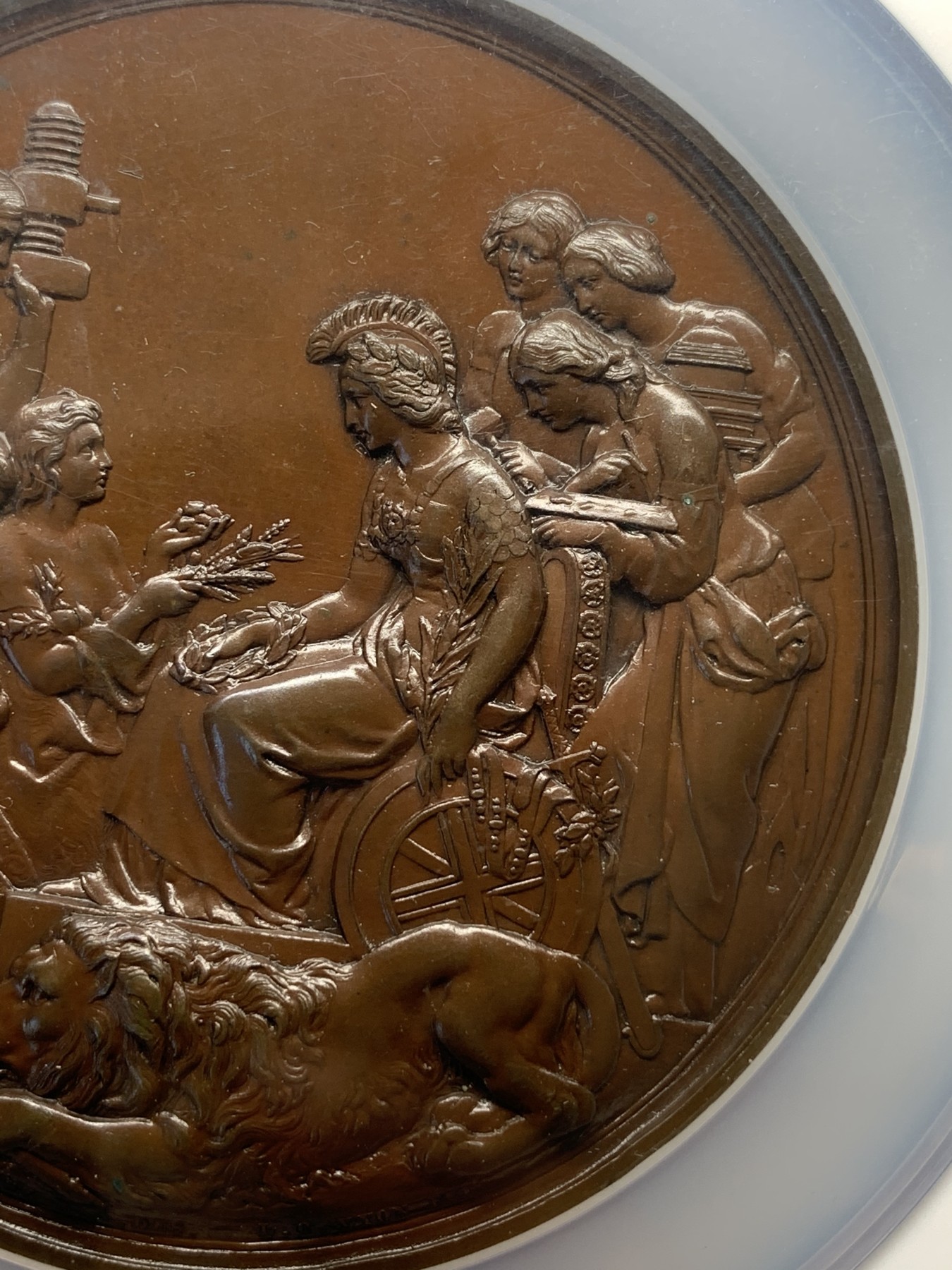 《竞宝斋》第187场-周日，周一 2场 (全场包邮) NGC MS65BN 英国 1862年 伦敦世博会大铜章，浮雕立体生动，英国历史章牌系列。附带原盒