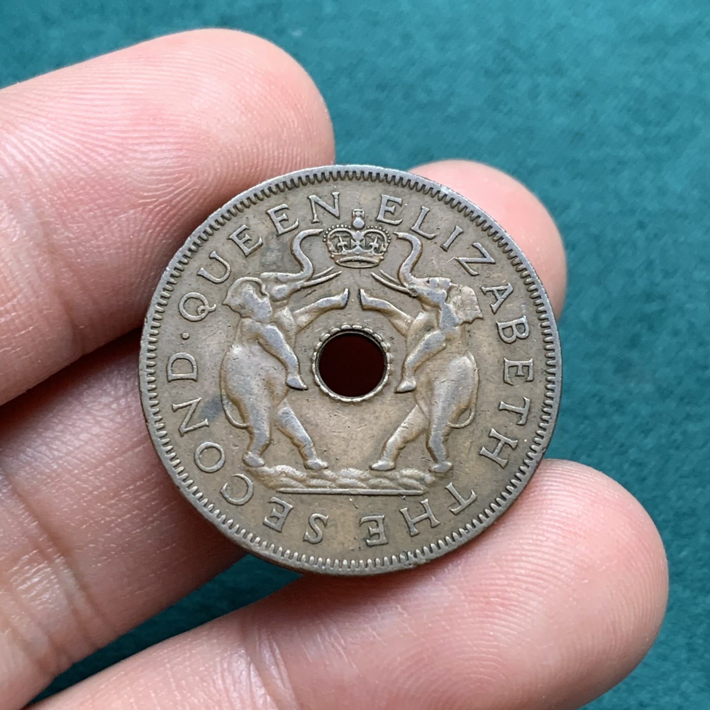 《竞宝斋》第187场-周日，周一 2场 (全场包邮) 1956年罗得西亚1便士双象中孔铜币