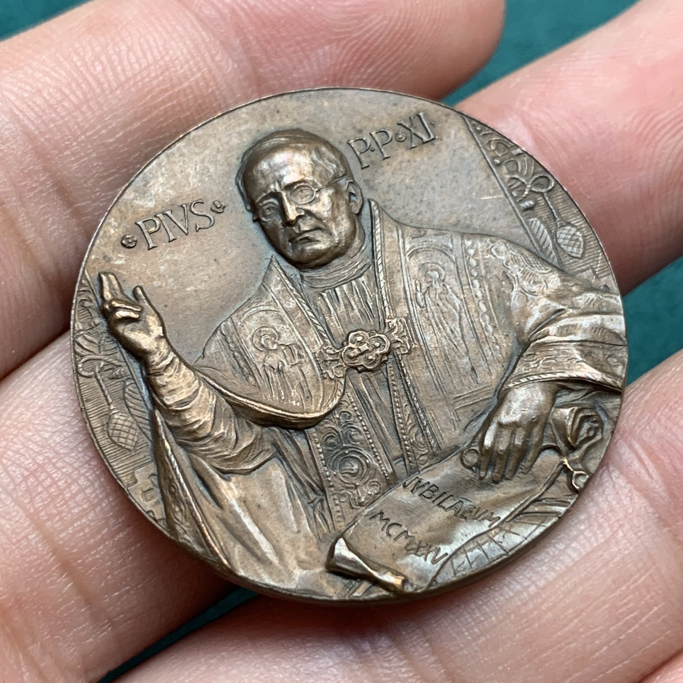 《竞宝斋》第187场-周日，周一 2场 (全场包邮) 1925 年 梵蒂冈教皇庇护十一世“圣年”奖章 全新品佳，雕刻感十足 35mm 14.8克