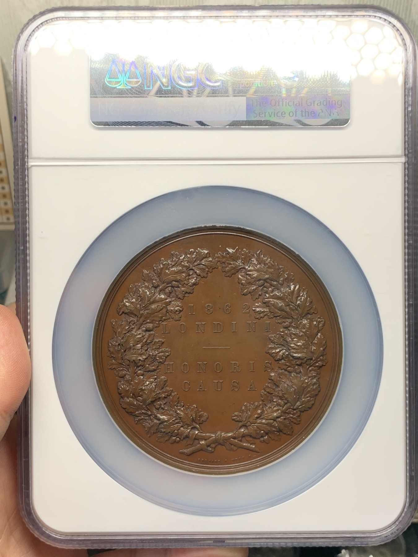 《竞宝斋》第187场-周日，周一 2场 (全场包邮) NGC MS65BN 英国 1862年 伦敦世博会大铜章，浮雕立体生动，英国历史章牌系列。附带原盒