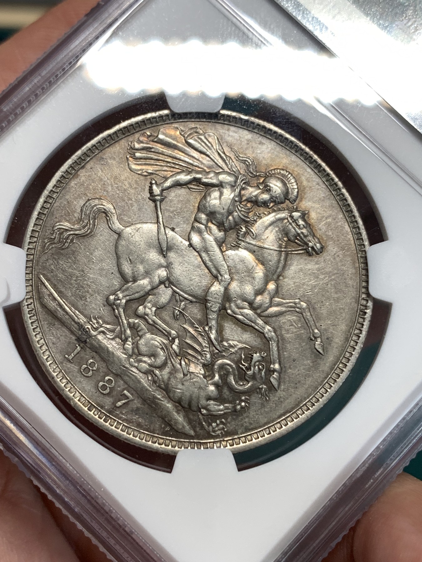 《竞宝斋》第187场-周日，周一 2场 (全场包邮) NGC AUD 英国1887年维多利亚高冠马剑克朗大银币