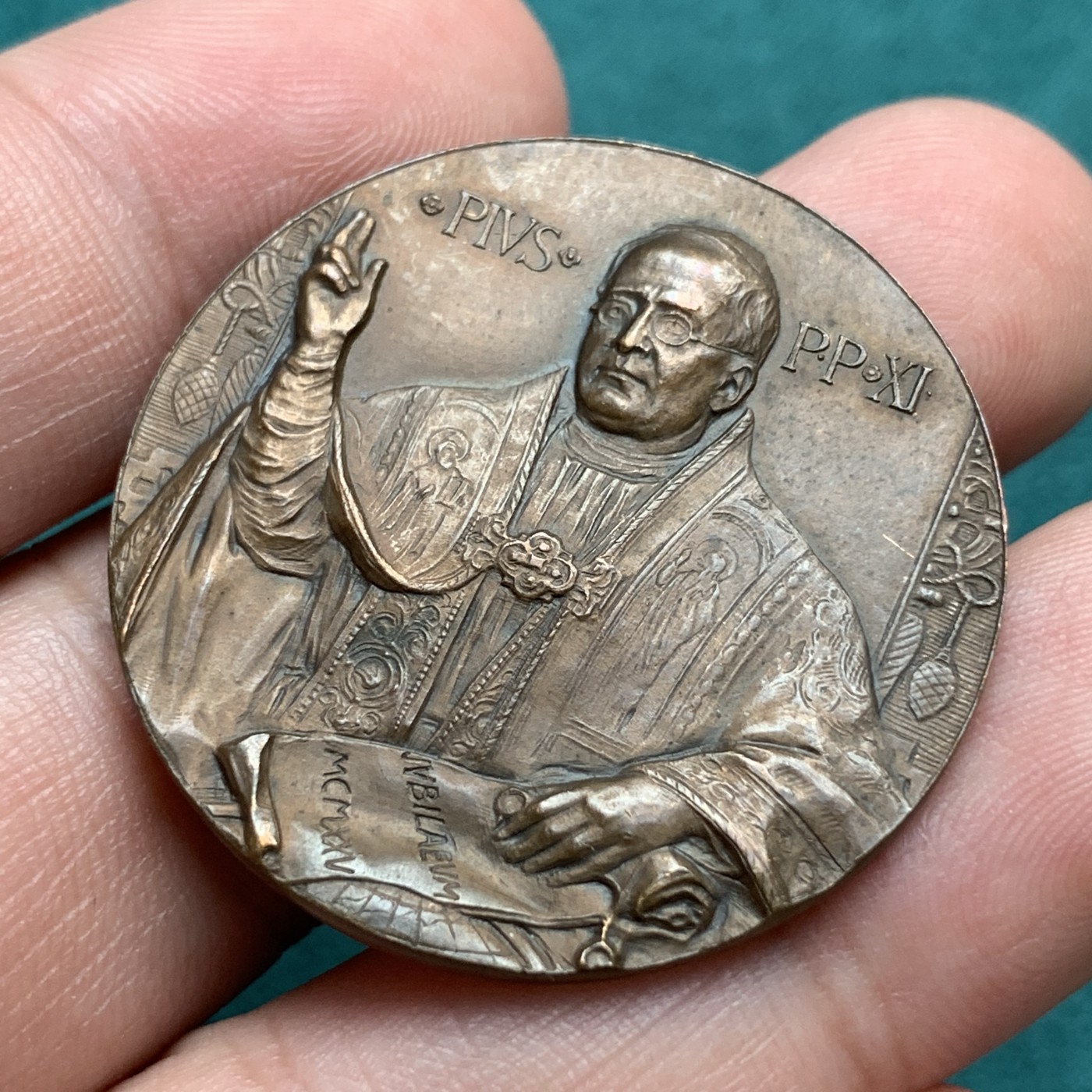 《竞宝斋》第187场-周日，周一 2场 (全场包邮) 1925 年 梵蒂冈教皇庇护十一世“圣年”奖章 全新品佳，雕刻感十足 35mm 14.8克