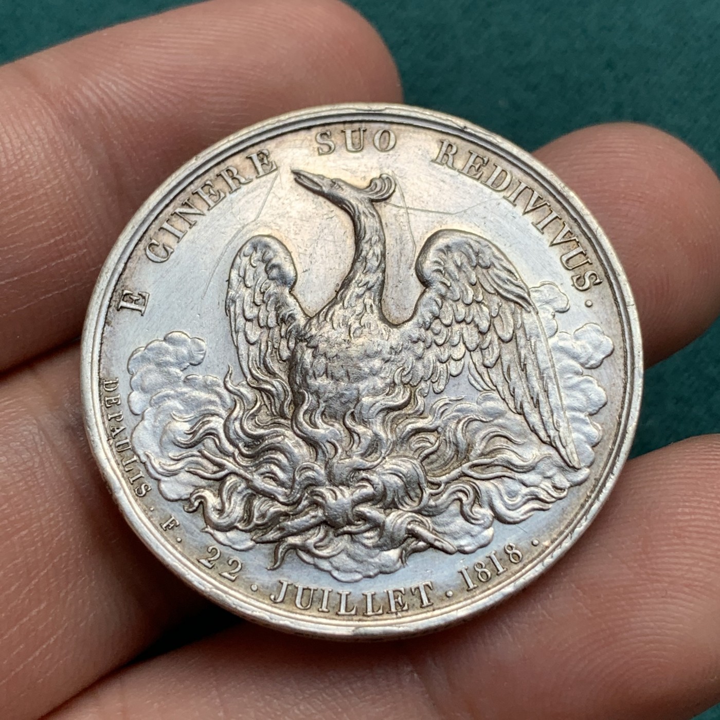 《竞宝斋》第187场-周日，周一 2场 (全场包邮) 法国1818浴火凤凰保险银章  直径：34mm 重量：18.86g  边铭：手指＋银标＋颁奖信息 周圈手刻文字 非常精美