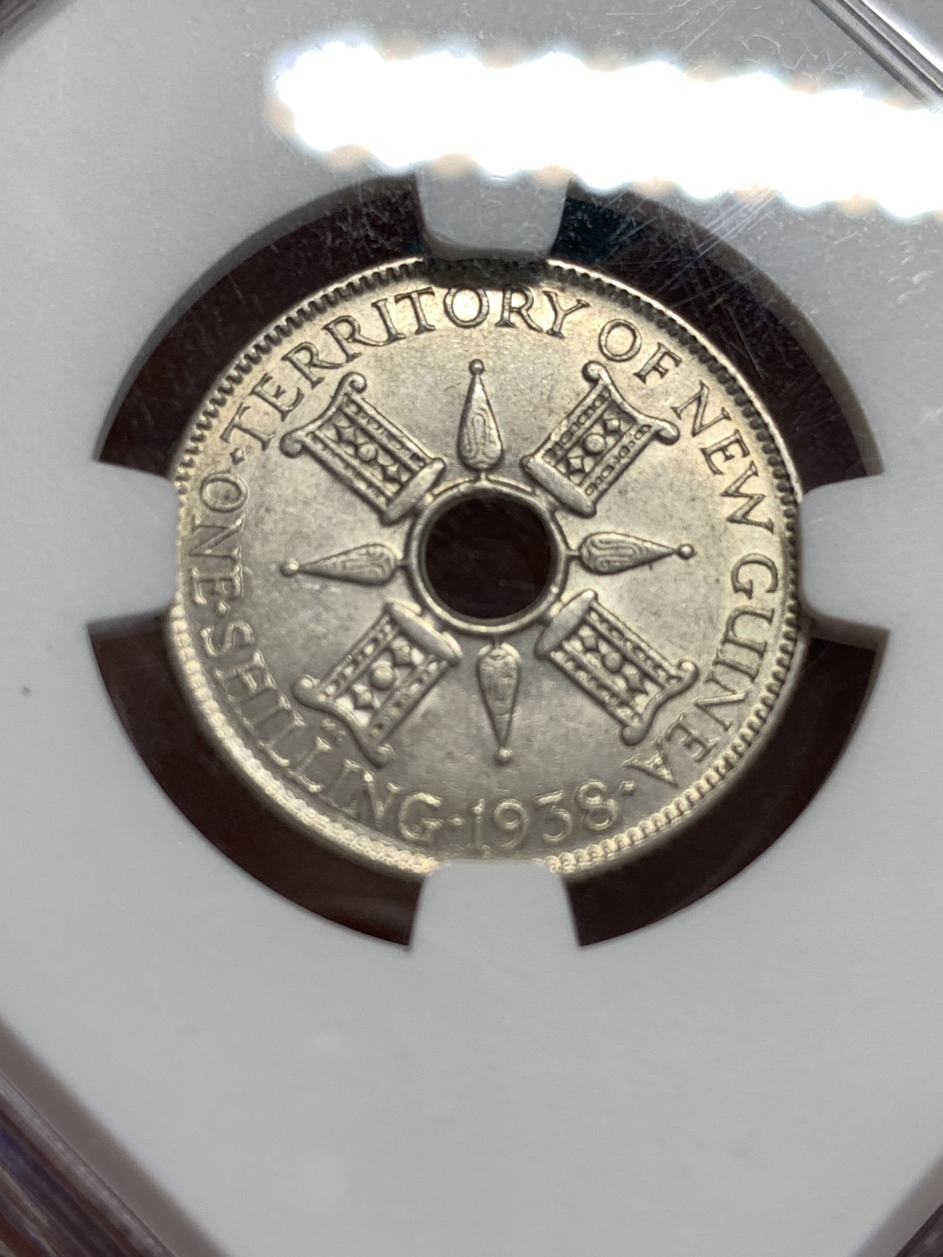 《竞宝斋》第187场-周日，周一 2场 (全场包邮) NGC-MS62  新几内亚 1938年 乔治六世一先令银币，转光良好，设计精美，融合英伦皇家气派与新几内亚土著风情