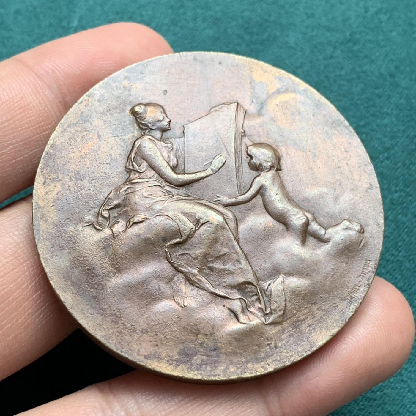 《竞宝斋》第187场-周日，周一 2场 (全场包邮) 法国云端女神艺术铜章  直径：49mm  重量：63.3g  边铭：丰饶角＋铜标