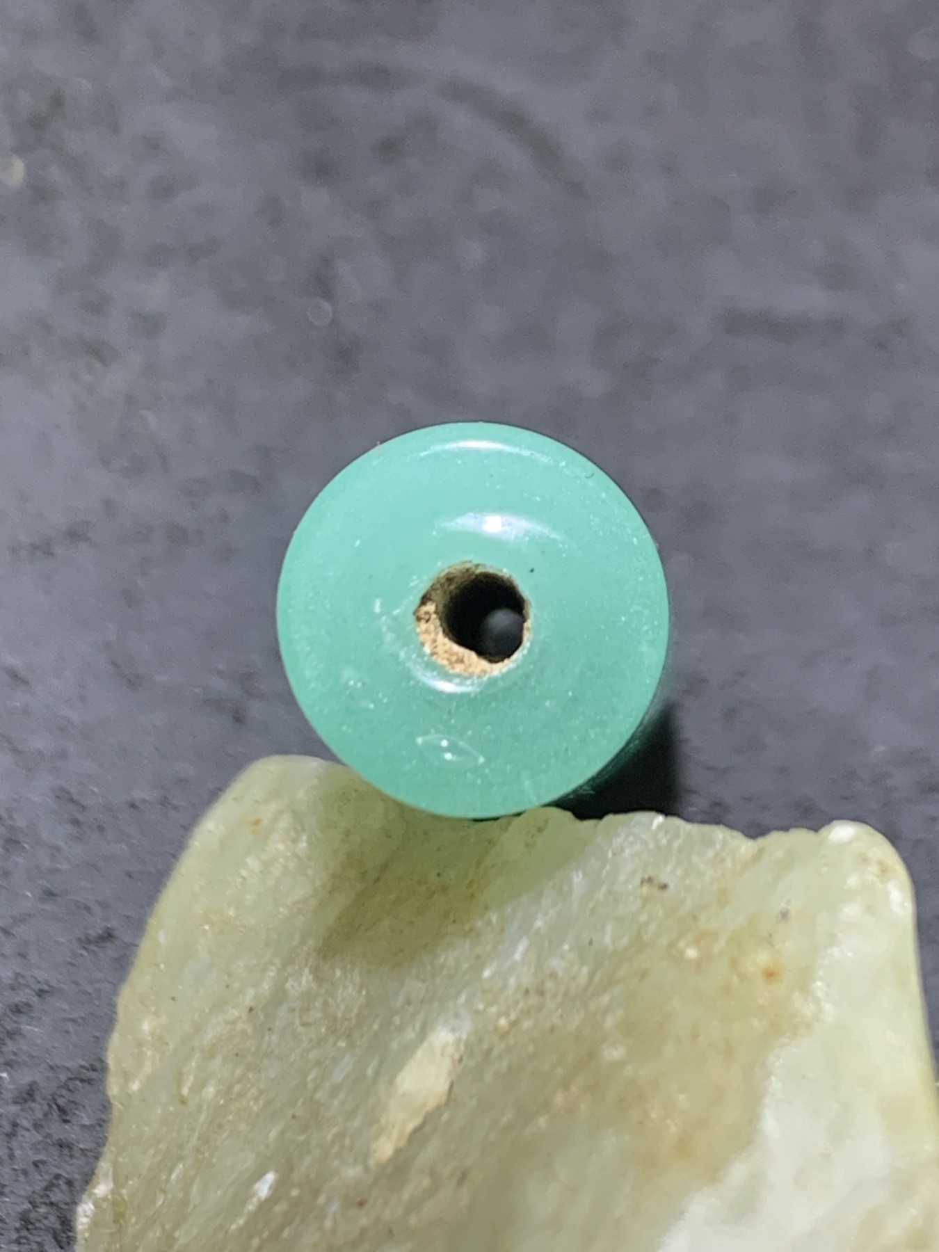 精美罕见建国前后库存冰山蓝色琉璃管珠一颗，