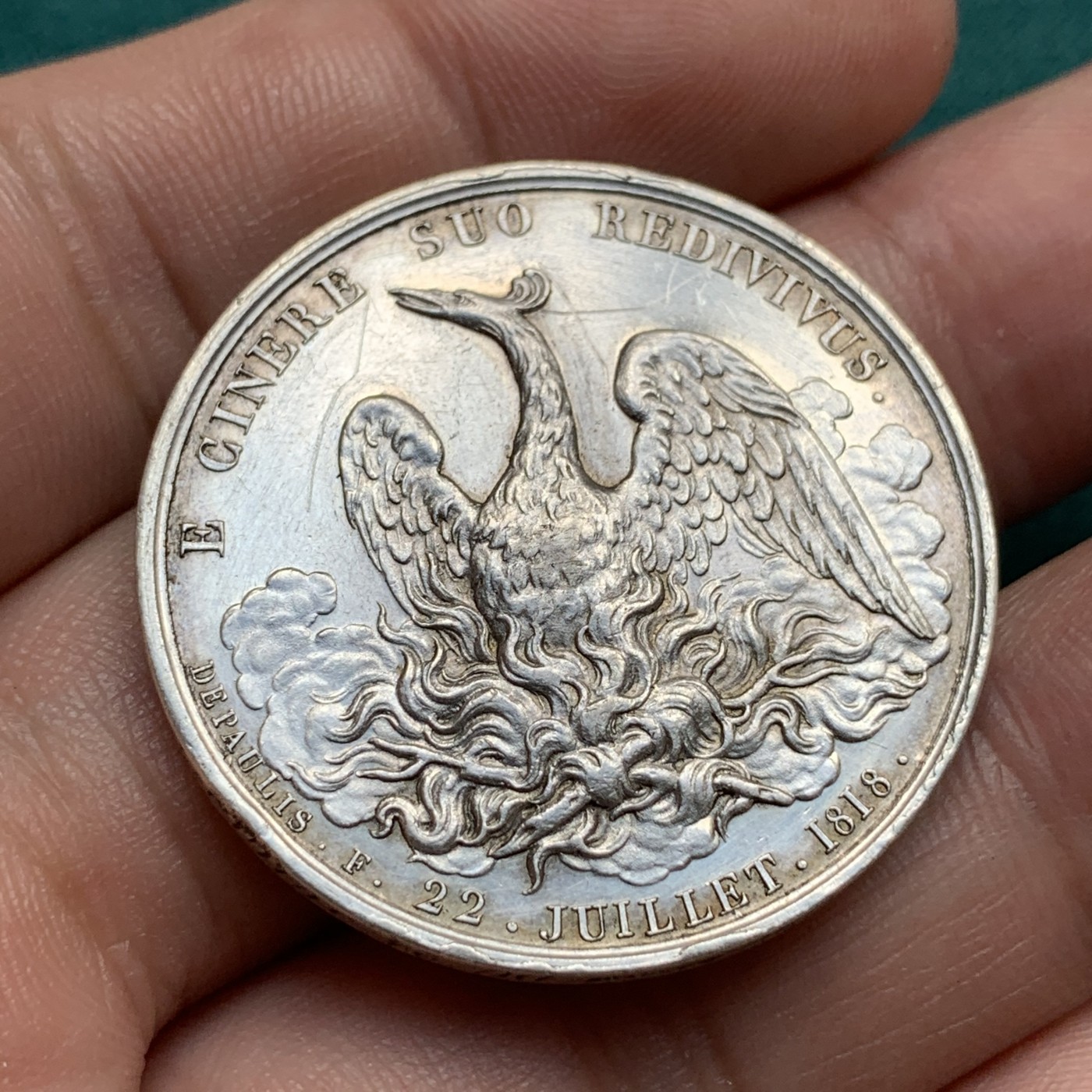 《竞宝斋》第187场-周日，周一 2场 (全场包邮) 法国1818浴火凤凰保险银章  直径：34mm 重量：18.86g  边铭：手指＋银标＋颁奖信息 周圈手刻文字 非常精美