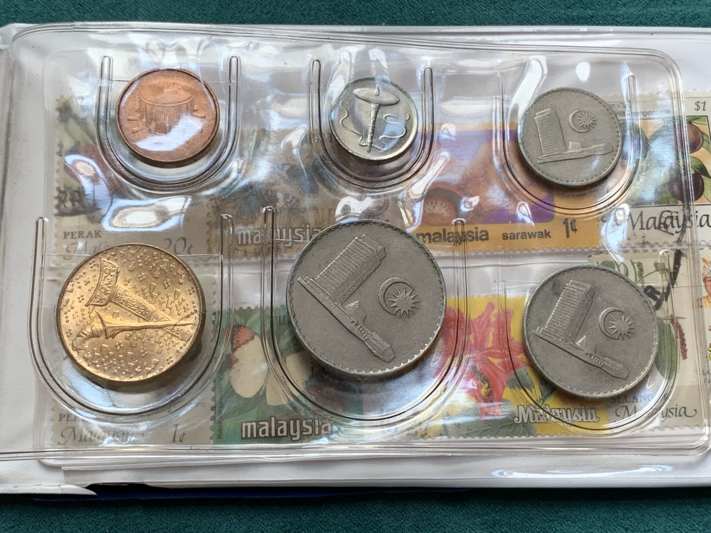 《竞宝斋》第187场-周日，周一 2场 (全场包邮) 新加坡与马来西亚组合套币 带邮票