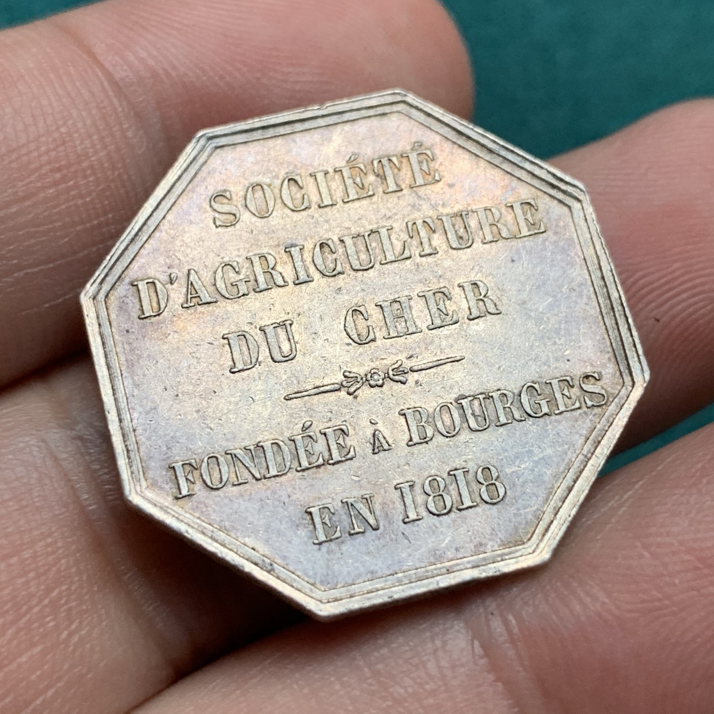 《竞宝斋》第187场-周日，周一 2场 (全场包邮) 法国1818年农艺协会八角银质代币 7.74g 27.8mm 手指Argent边铭