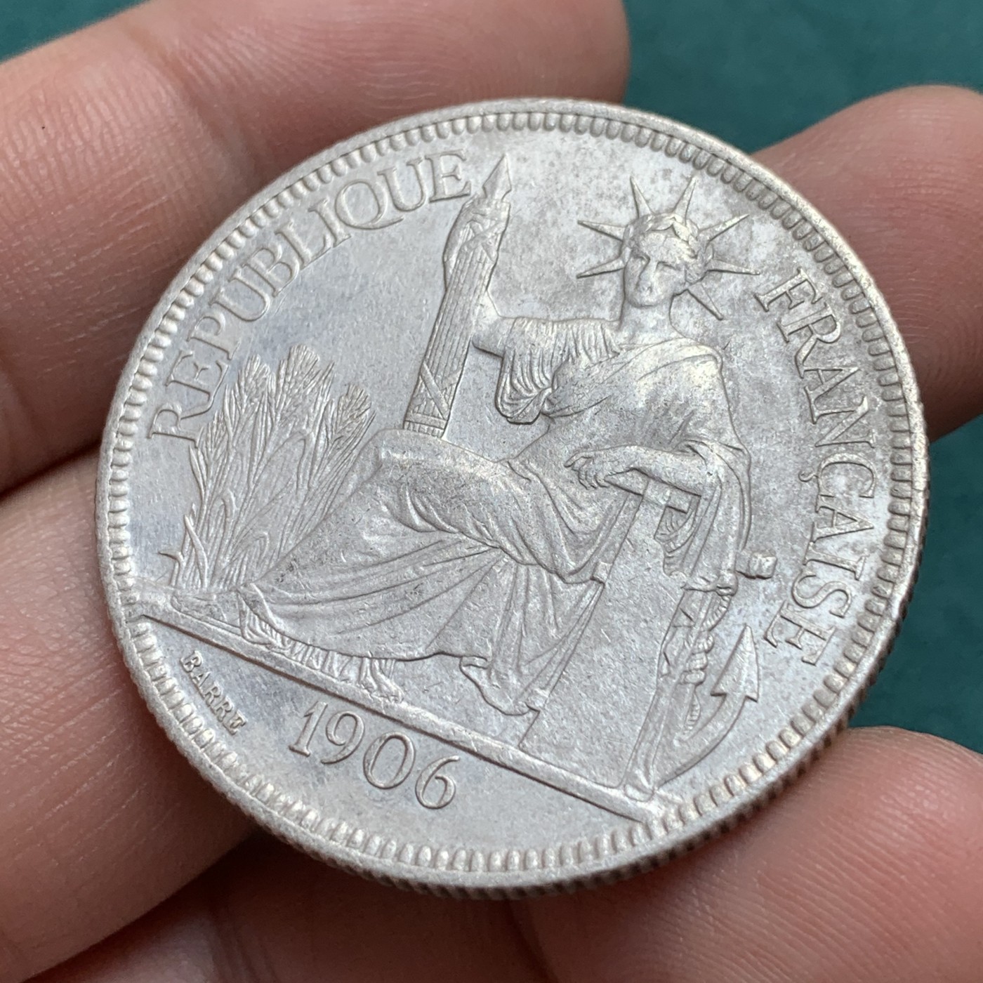 《竞宝斋》第187场-周日，周一 2场 (全场包邮) 1906A法属印度支那1皮阿斯特坐洋大银币 细节锋利