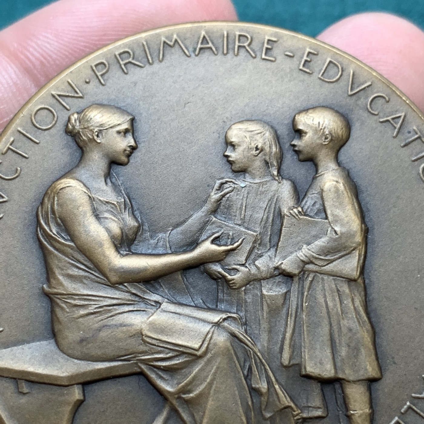 《竞宝斋》第187场-周日，周一 2场 (全场包邮) 法国罗蒂经典教育铜章   直径：50mm 重量：61.83g   边铭：丰饶角加铜标