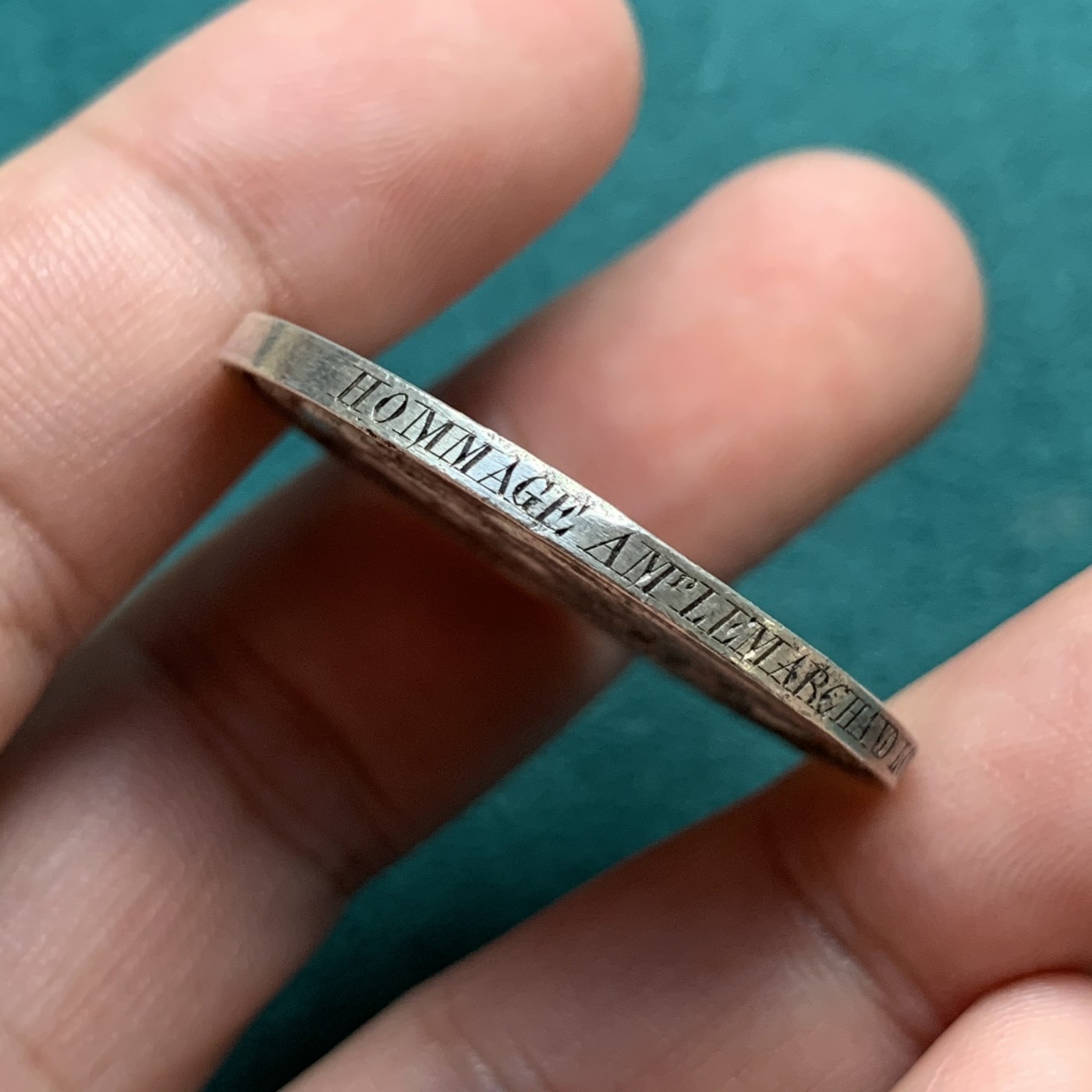 《竞宝斋》第187场-周日，周一 2场 (全场包邮) 法国1818浴火凤凰保险银章  直径：34mm 重量：18.86g  边铭：手指＋银标＋颁奖信息 周圈手刻文字 非常精美