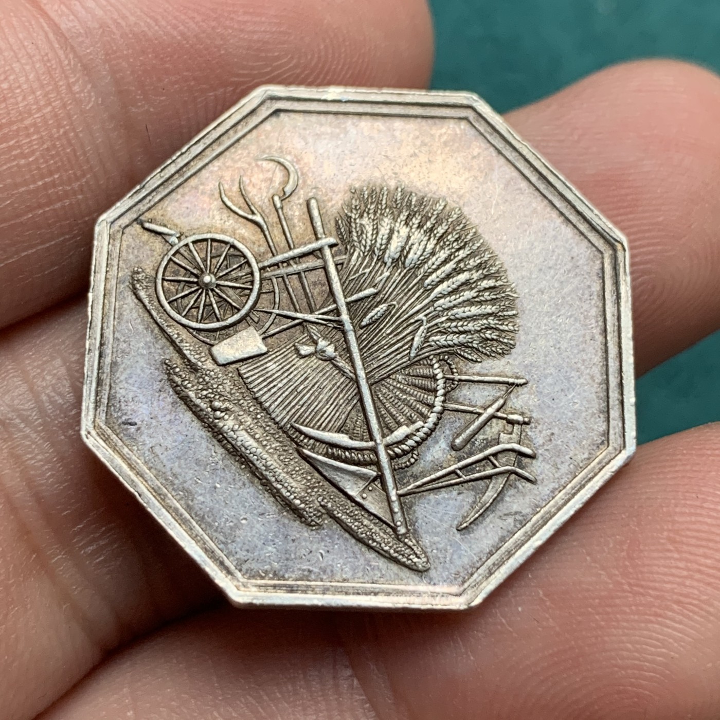 《竞宝斋》第187场-周日，周一 2场 (全场包邮) 法国1818年农艺协会八角银质代币 7.74g 27.8mm 手指Argent边铭