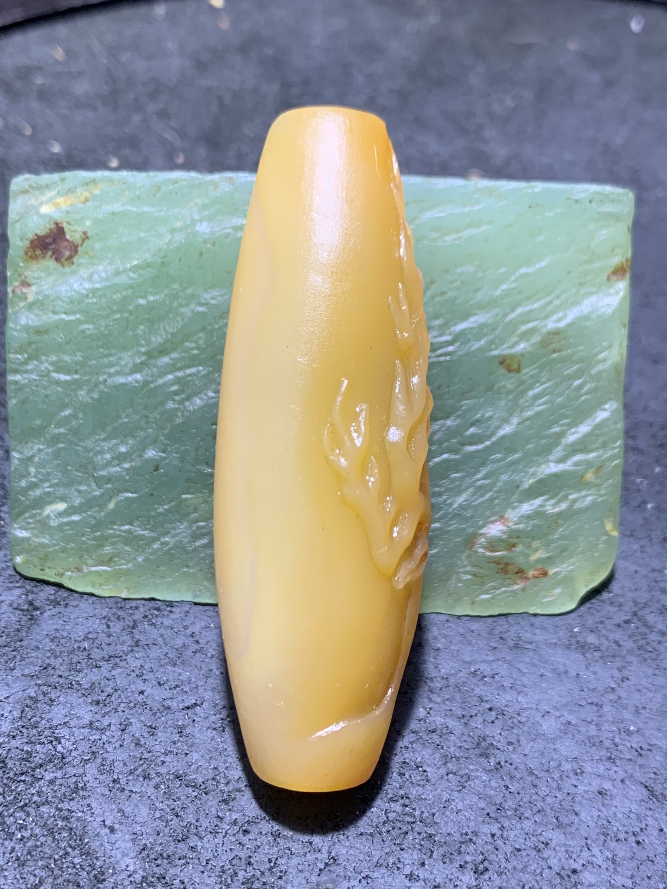 精美亚光罕见金黄色高玉化海洋玉髓手工俏色巧雕雄鹿大桶珠一个！