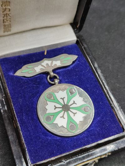 全场0元起拍 第80期 咸鱼国勋章拍卖专场 8月9日（周三）下午6：00开始 - 日本战前 济生会 绿叶特别会员章 银制珐琅漆木盒