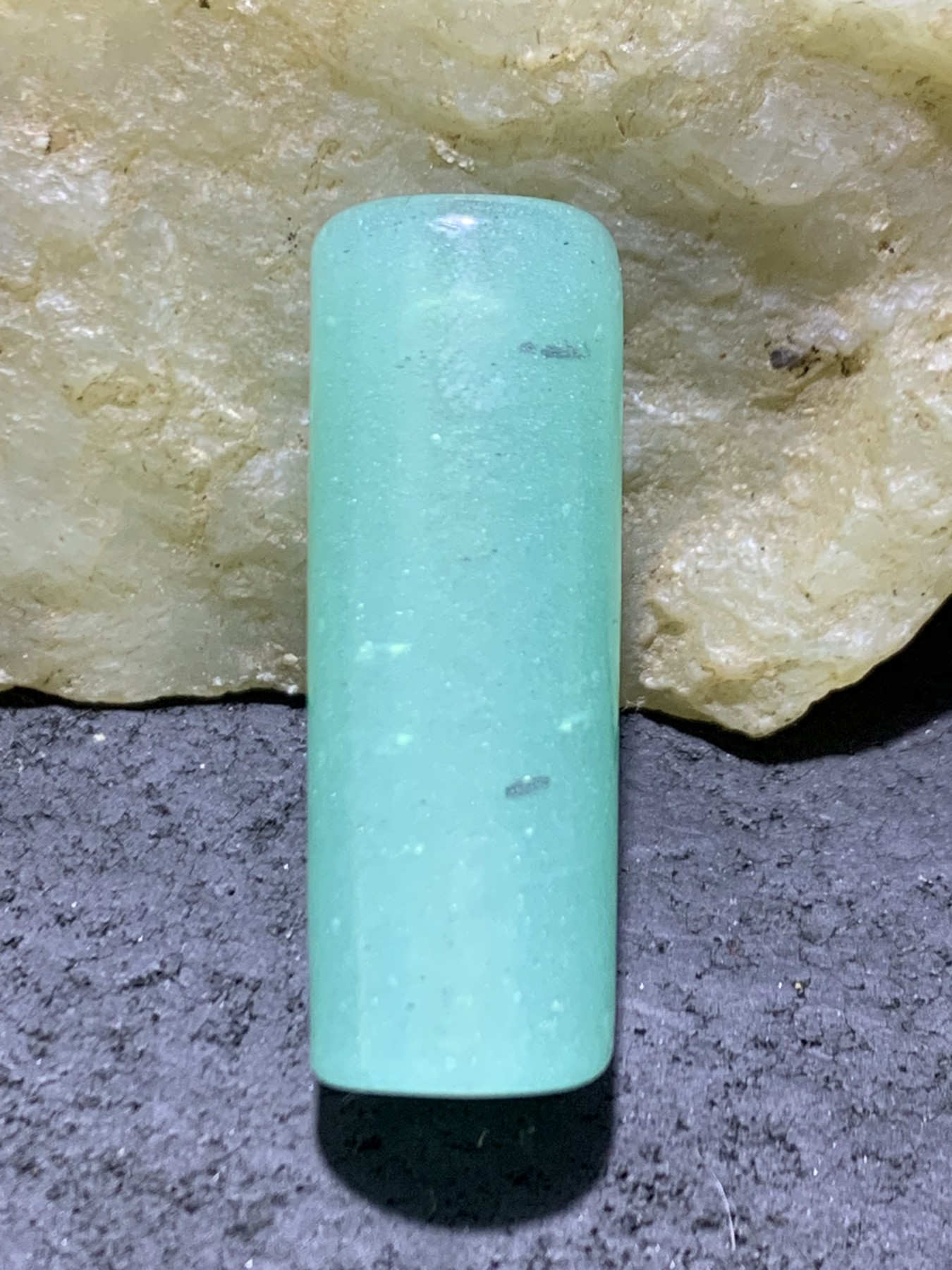 精美罕见建国前后库存冰山蓝色琉璃管珠一颗，